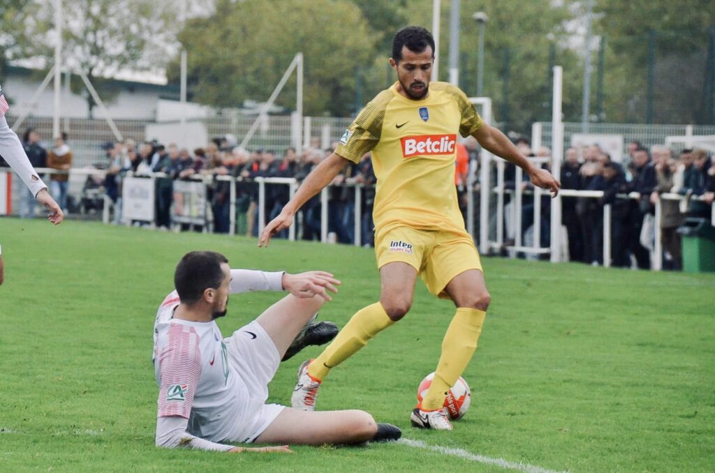 Dylan Amokrane. Attaquant Roche Eso file à Aizenay FAF