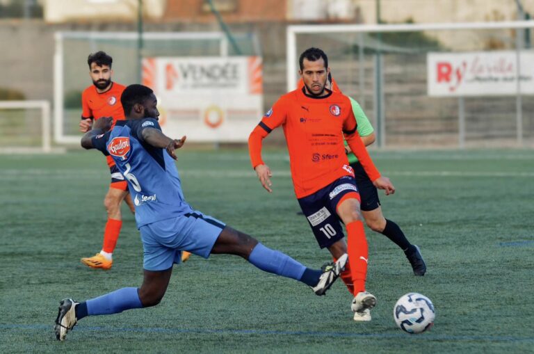 Dylan Amokrane. Attaquant Roche Eso file à Aizenay FAF