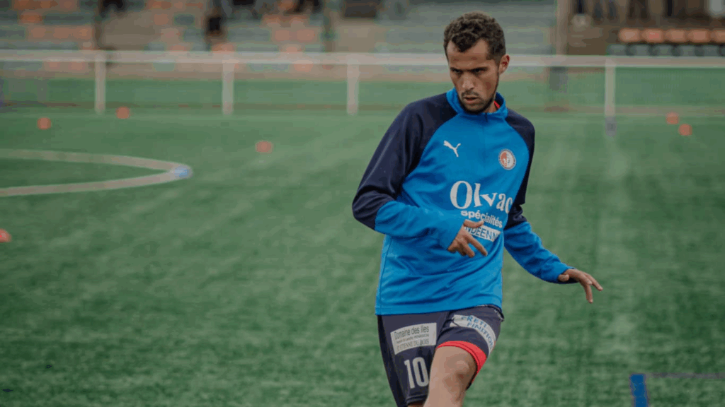 Dylan Amokrane. Attaquant Roche Eso file à Aizenay FAF
