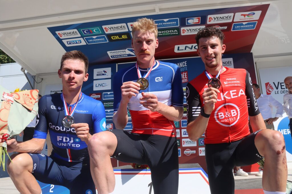 Dorian Godon, Romain Grégoire et Kévin Vauquelin. Le podium des championnats de France sur route 2025 aux Herbiers.