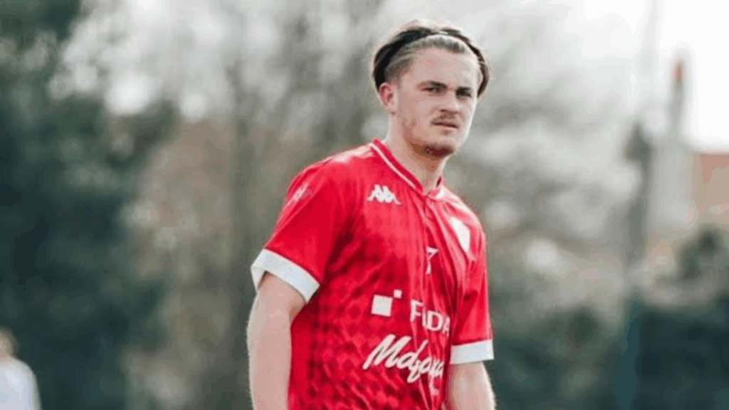 Suite à cet épisode, Théo prend une nouvelle direction et rejoint La Roche Vendée Football, pour y disputer ses saisons U17 et U18. Deux années intenses dans un club structuré, qui lui permettent d’affiner son profil : travailleur, technique, à l’aise dans les petits espaces.
La saison dernière, alors qu’il est toujours licencié en foot à 11, il s’essaye déjà au futsal. Une découverte coup de cœur… mais l’envie de continuer à progresser sur grand terrain prend encore le dessus. Jusqu’à aujourd’hui.