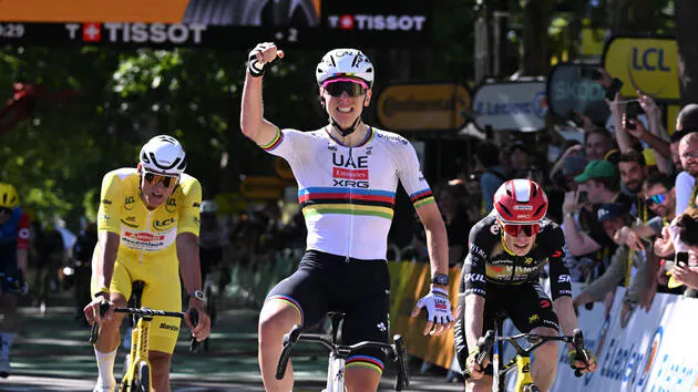 Tadej Pogačar s'impose dans les rues de Rouen. Étape 4 tour de France 2025.