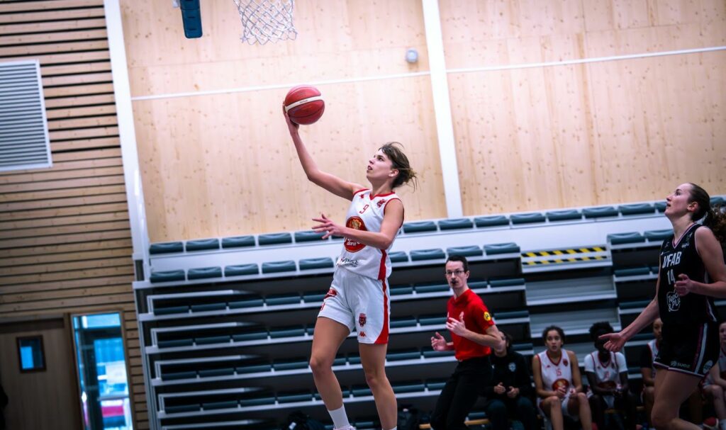 Pauline Neau. La Roche Vendée Basket. 17 ans.