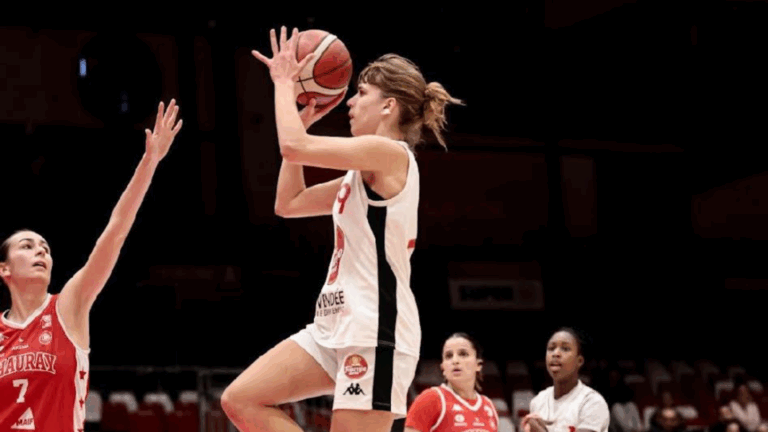 Pauline Neau. La Roche Vendée Basket. 17 ans.