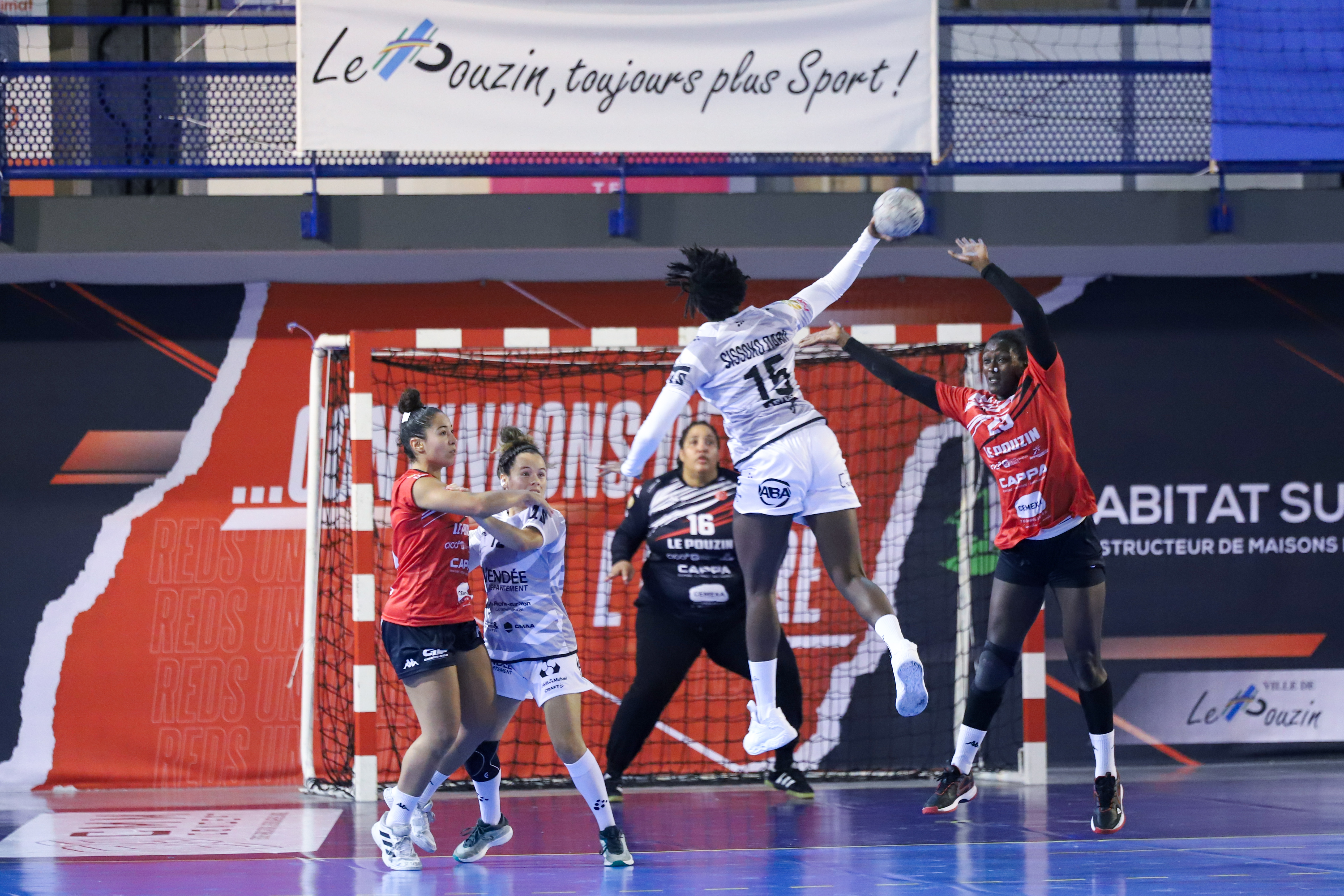 Assa Sissoko Dabo. La Roche Vendée Handball. D2F. Journée 2 au Pouzin. Victoire 32-31