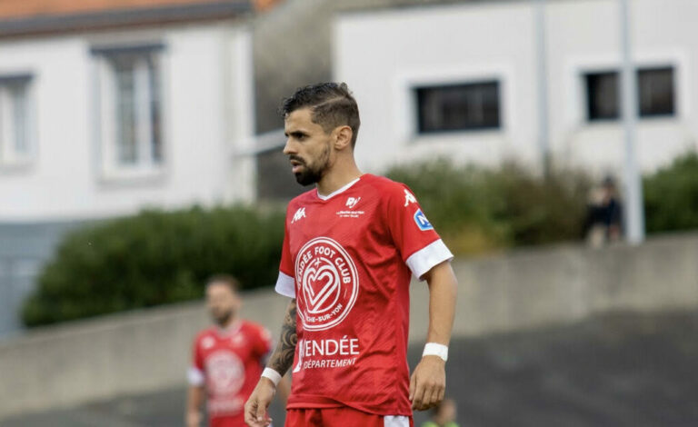 Alexis Araujo. VFC La Roche SY. National 2. J5