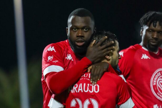 Le VFC La Roche c'est du solide. Avec sa victoire 4-0 sur le Stade Poitevin, les hommes de Fred Reculeau sont premiers ex-aequo avec Bordeaux après 13 journées.
