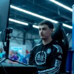 Julien Bruneleau. Portrait. Football et e-sport.