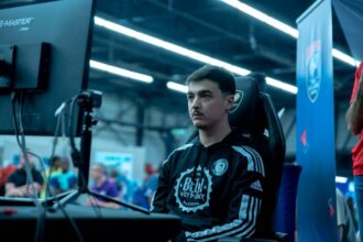 Julien Bruneleau. Portrait. Football et e-sport.