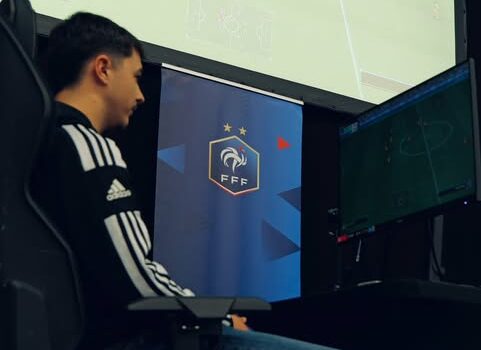 Julien Bruneleau. Portrait. Football et e-sport.