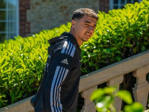 Julien Bruneleau. Portrait. Football et e-sport.