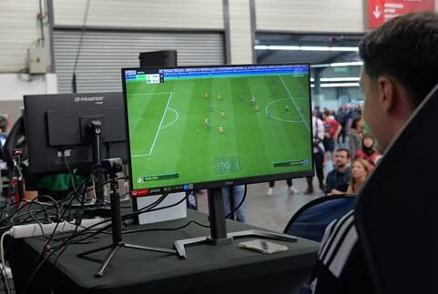 Julien Bruneleau. Portrait. Football et e-sport.